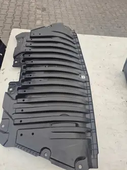 Mercedes W213 W238 Stötfångarskydd A2135200000