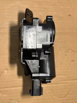 Verrou de coffre arrière Opel Insignia A 13581405