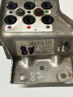 Audi A8 D3 Ilmajousitus Venttiilipalikka OEM 4E0616014B