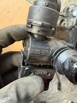Válvula de agua Mercedes A0005061500 - OEM usado