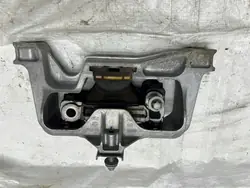 Oikea Moottorin Kiinnike OEM A2462402517 Mercedes
