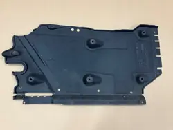Audi TT 8S vänster underskydd OEM 8S0825201B
