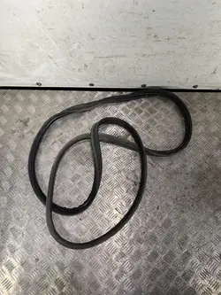 Suzuki Vitara (LY) takaluukun tiiviste OEM FBZ17762
