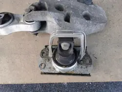 Moottorin Kiinnike OEM 8200003828 Renault Trafic II
