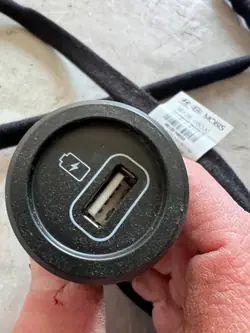USB-Ladeport-Steckdose OEM 96125-H8000 Kia Stonic