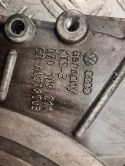 VW T5 2.5 TDI distributiedeksel OEM 070109211 - Gebruikt