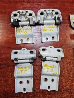 Charnière de porte arrière gauche supérieure pour Fiat Ducato 06-