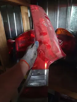 VOLVO V70 2013- LÁMPARA TRASERA DERECHA HELLA 31395924