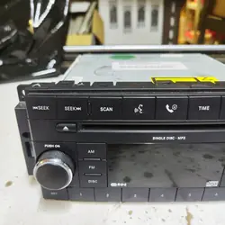 Radio Dodge Avenger OEM P05064058AJ - Usado