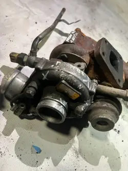 Käytetty turboahdin OEM 068145704C VW Passat 1.6 TD:lle