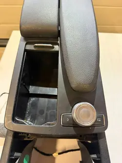 Keskikonsolin käsinoja Mercedes-Benz C W204 OEM 0005031010