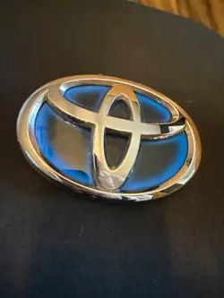 Toyota OEM 75310-33010 Emblem för Prius III, Camry, Auris