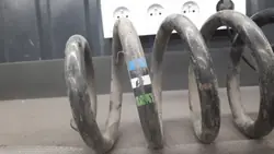 Mola dianteira OEM sprezyna przod audi - Audi OE usado