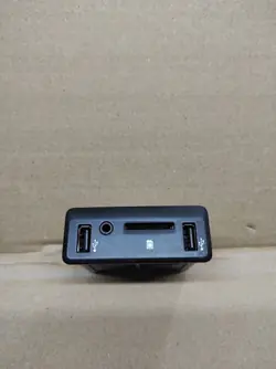 Enchufe USB AUX SD OEM 280237081R para Renault