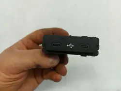 Renault USB-pistorasia OEM 284H38566R - Käytetty osa