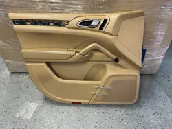 Porsche 7P5867011C Etuovi Vasen Ovensuojus