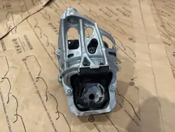 AUDI A5 8W0 A4 Q5 Moottorin Kiinnike Vasemmalla 4M0199371FC