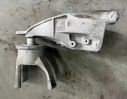 Moottorin tuki OEM 7E0199370 VW T5 2.0 TDI:lle