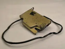Audi 80/90/S2 B4 Taittokaton lukko OEM 8G0825395G