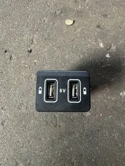 USB-latauspistoke OEM A2058207001 Mercedes C W205