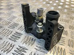 Boîtier thermostat Ford Fiesta OEM F3858K556