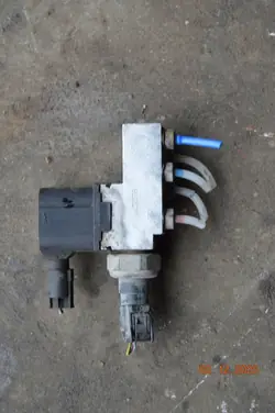 Bloco de válvula de suspensão pneumática Mercedes-Benz CLS C219 2113200158