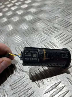 USB-portti-hub OEM PU5T-19J211-FA Ford Kuga III:lle
