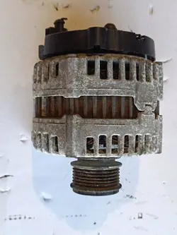 Vaihtovirtageneraattori VW Audi Skoda 03L903023D