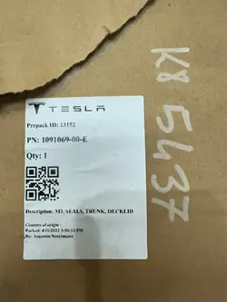 Tesla 3 Kofferraumdichtung OEM 1091069-00-E - Neu