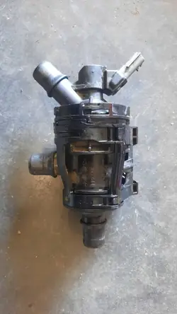 Jäähdytyslinja Vesipumppu Termostaatti Renault Master IV OEM 212001466R