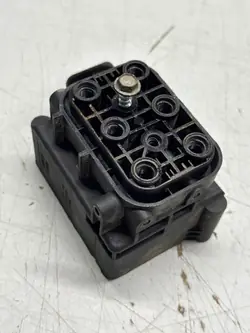 Distributeur Hydraulique Audi A6 C6 Valve 4F0616013