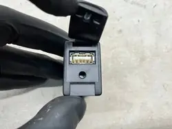 Prise USB Toyota Yaris OEM OYT25946 - Occasion