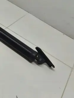 Rechter Heckklappenstütze OEM 6892042020 Toyota