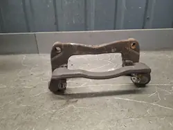 L82247 Grampo de fixação esquerdo para Nissan Navara