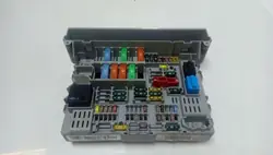 Boîte à fusibles BMW 3 (E90) 2005 2.0L essence OEM 690662401