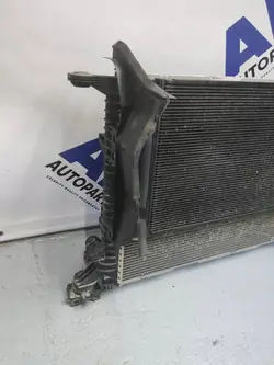 Audi OE 8K0 121 251 H Motor Kühlmittelradiator