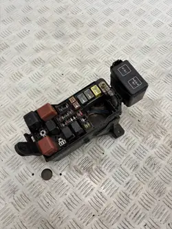 Caja de fusibles OEM SKRZYNKA BEZPIECZNIKÓW TOYOTA LAND CRUISER J90 J95