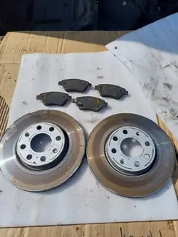 OEM Tarcze hamulcowe klocki jak nowe przód OPEL Corsa D kod Z157 08r. 1.3 cdti - Etujarruslevyt & -palat
