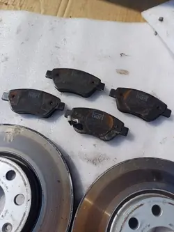 OEM Tarcze hamulcowe klocki jak nowe przód OPEL Corsa D kod Z157 08r. 1.3 cdti - Etujarruslevyt & -palat