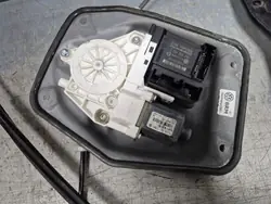 Cric avant gauche OEM 5M1837401K pour VW Golf Plus