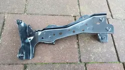 AUDI A3 8Y 2020> Stödhållare vänster fram 8Y0821131