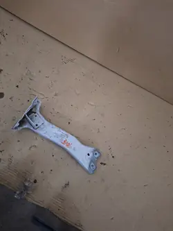 AUDI A3 8Y LIFT 2024 Stötdämpare fäste höger 8Y0821132