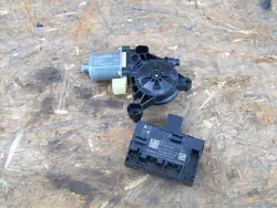 Vasemmalla etuikkunan moottorimoduuli Skoda Octavia III