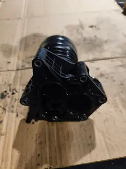Audi Porsche 2.9 TFSI Öljynsuodatinpohja OEM 06M115401L