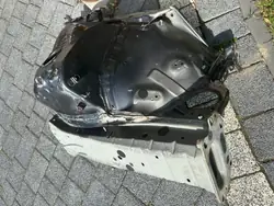 Lexus IS III vasen etulokasuoja, käytetty