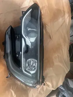 Vasen Etuvalaisin Renault Megane IV 260607159R