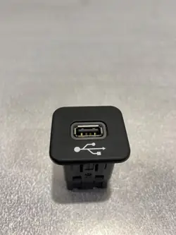 Jeep Compass USB-Anschluss OEM FBZ18627 - Gebraucht