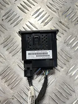 USB/AUX/SD-pistorasia OEM EM2T-14F014-AB Ford Edge:lle