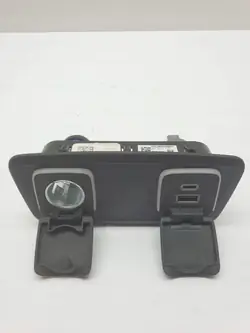 Port USB OEM AP51866DX9004 pour Chrysler Pacifica