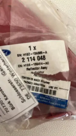 Réflecteur de pare-chocs arrière droit Ford Fiesta 2017- OEM 2114048